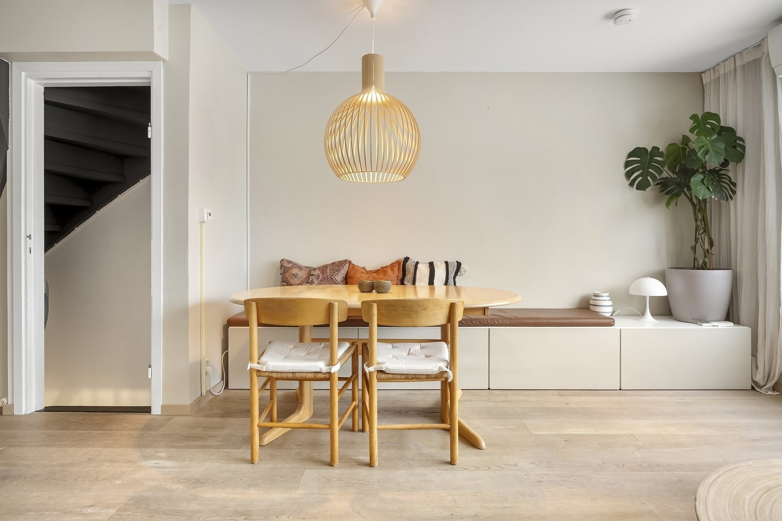 Det er både varmepumpe og gulvvarme i rommet. Galleribilde