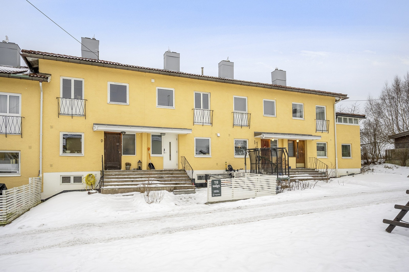 Inngangsparti med egen uteplass. Galleribilde