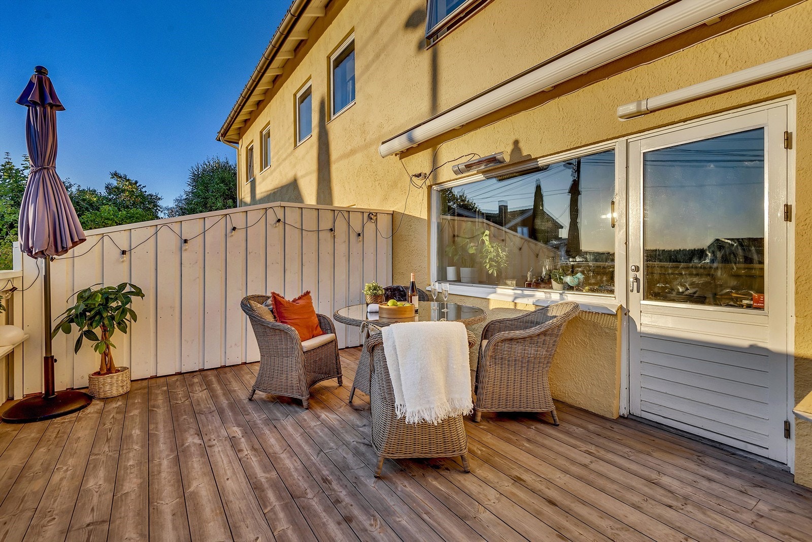 Elektrisk markise og varmelampe er montert. Galleribilde