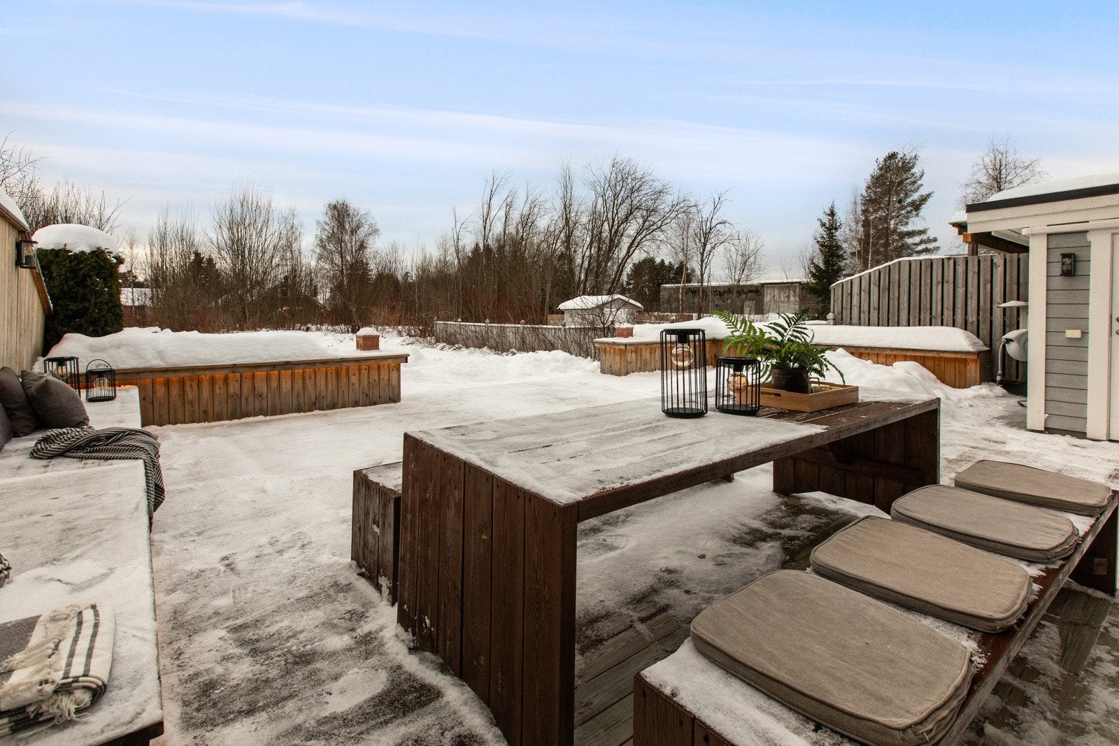 Terrassen har gode solforhold og fungerer som en forlengelse av stuen på varme sommerdager. Galleribilde