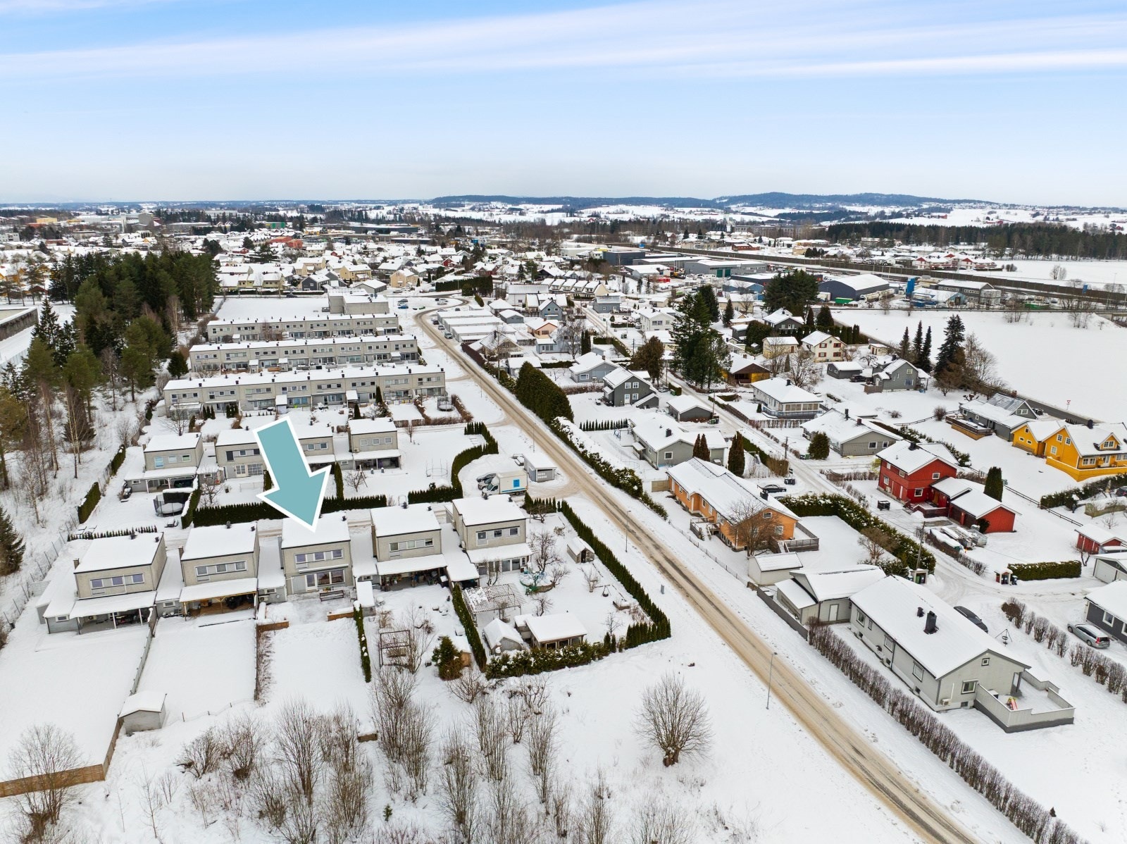 Eiendommen har en rolig beliggenhet i etablert boligområde på Kløfta. Området oppleves som trygt og stille, og passer utmerket for både for familier med barn og eldre. Galleribilde