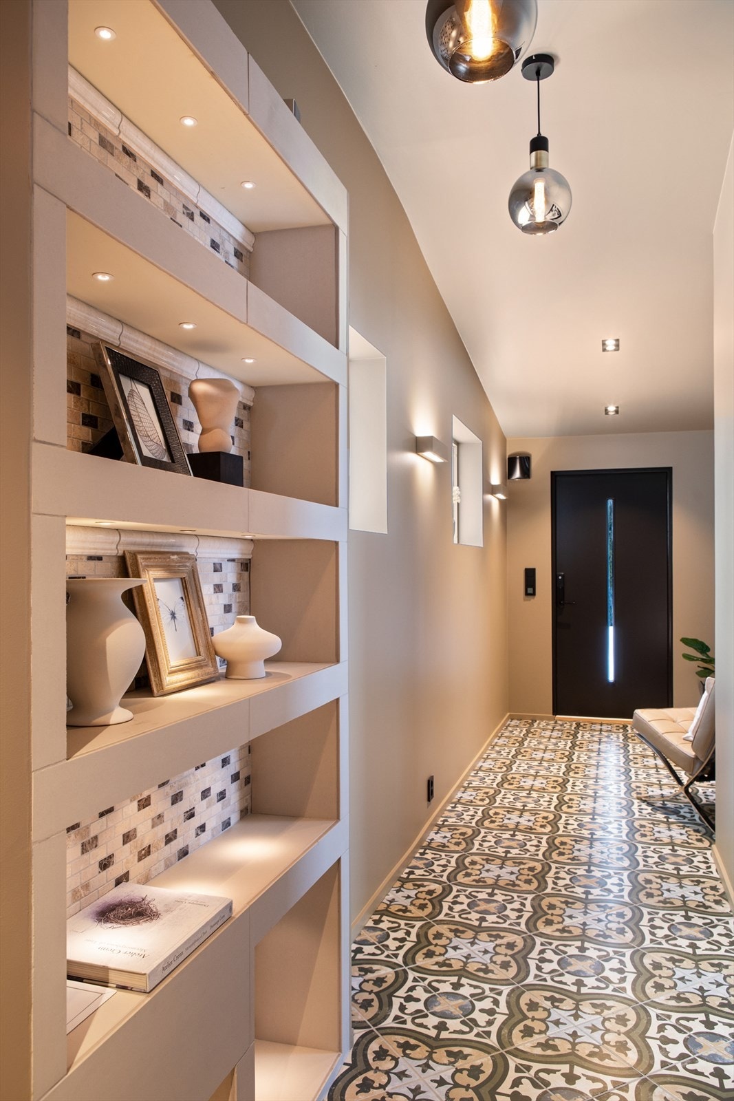 Her er det mange fine detaljer som denne dekorativ hylle med innfelt lys. Galleribilde