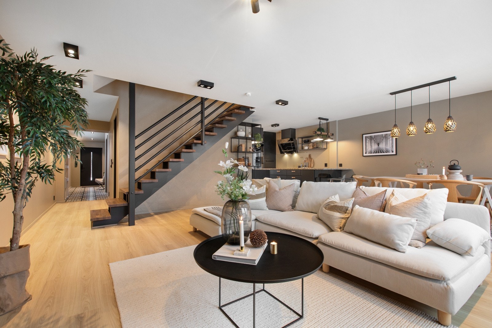 Stuen er lys og trivelig med plass til flere møbleringsmuligheter for å skape den stuen du selv ønsker. Galleribilde