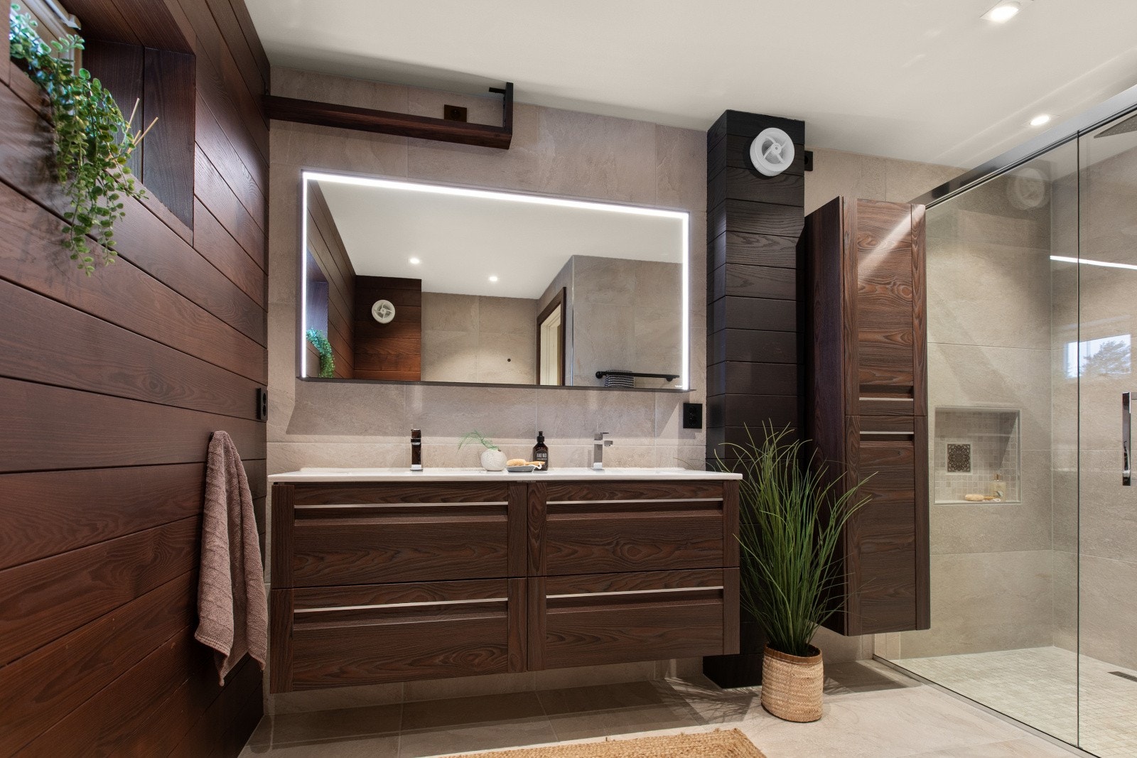 Delikat bad fra 2019, beliggende i huset 2. etasje, har en kombinasjon av keramiske fliser og paneler i thermoask på veggene, samt fliser på gulvet med behagelig gulvvarme. Taket har malte flater og syv downlights. Galleribilde