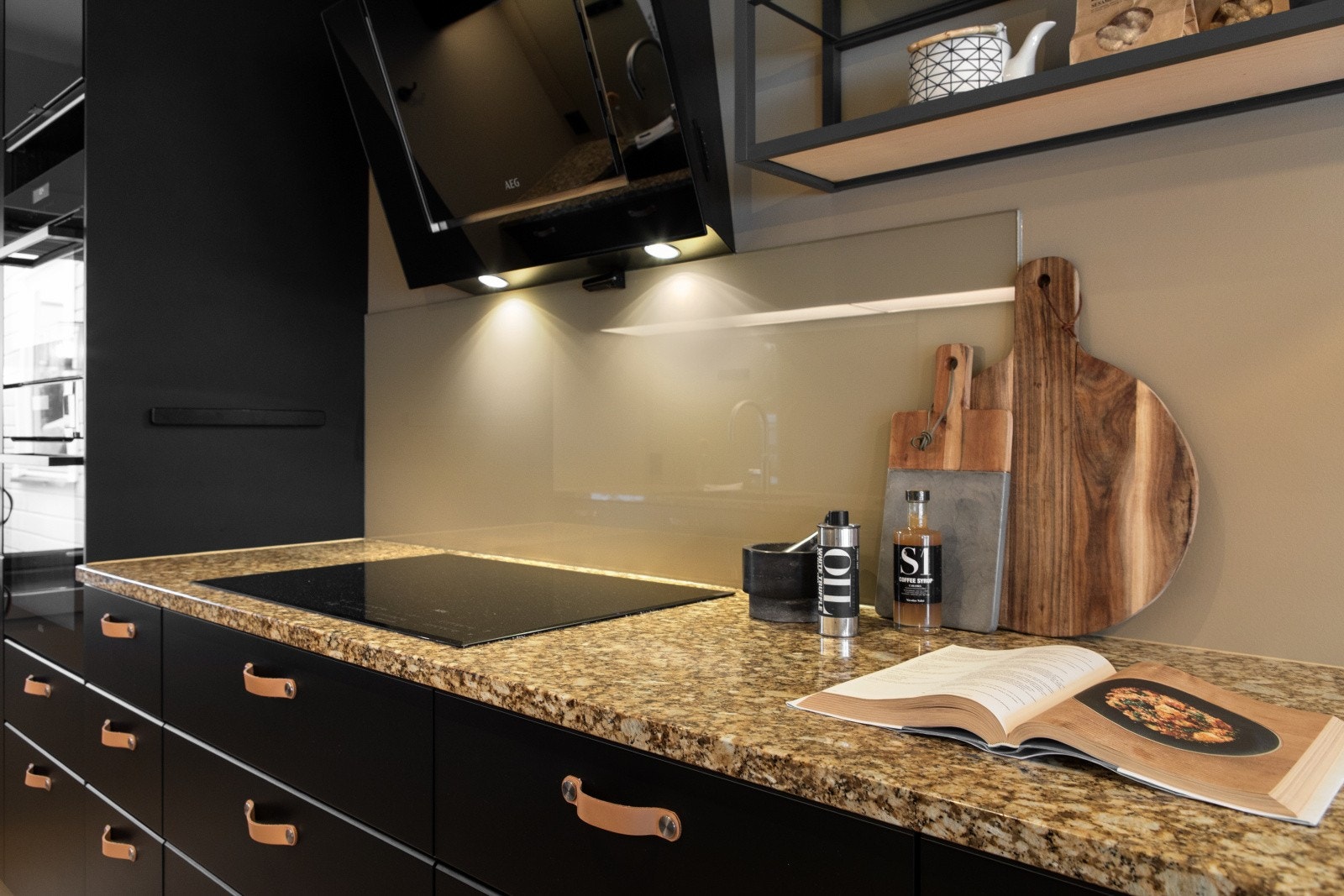 Veggen over kokesonen og vasken er praktisk beskyttet med glassplater. Galleribilde