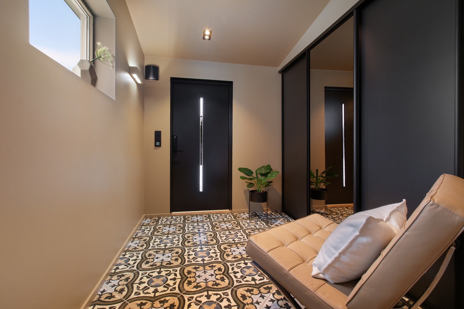 Her ønskes du velkommen inn i en flislagt gang med god plass til oppbevaring av ytterklær og sko i stor skyvedørsgarderobe. Galleribilde