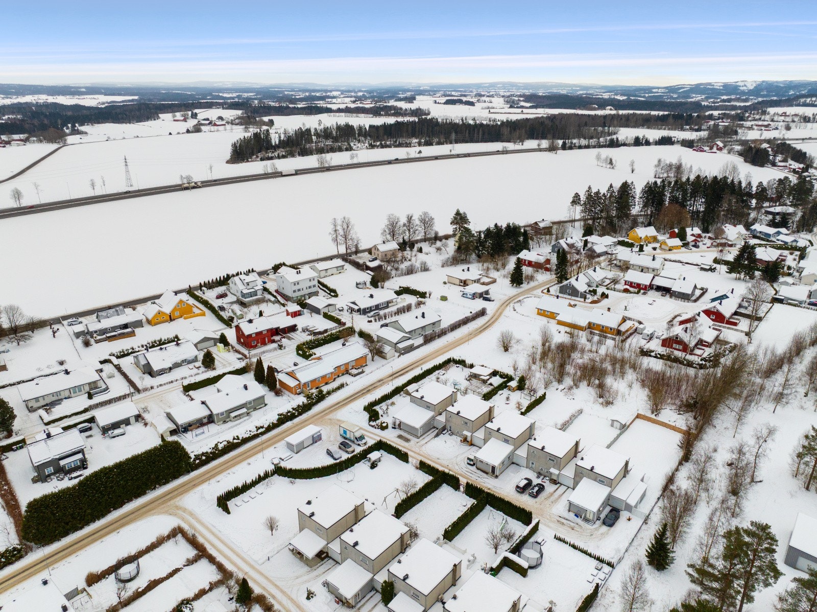 Kløfta er svært sentralt med kort vei til E6 og Gardermoen, samt fine rekreasjonsområder, noe som har gjort stedet til et populært område å slå seg ned i. Galleribilde