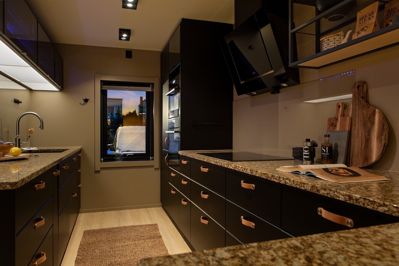 Kveldsstemning på kjøkkenet. Galleribilde