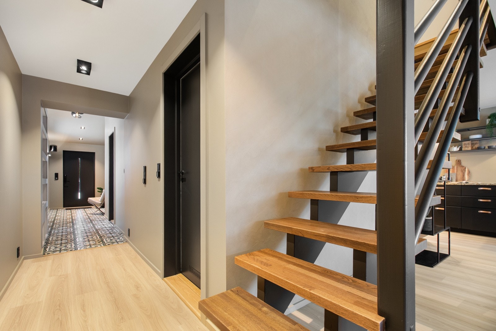 Boligen er påbygget med nytt inngangsparti, TV-stue og bod. Tilbygget er ikke godkjent, se mer pkt. ferdigattest. Galleribilde