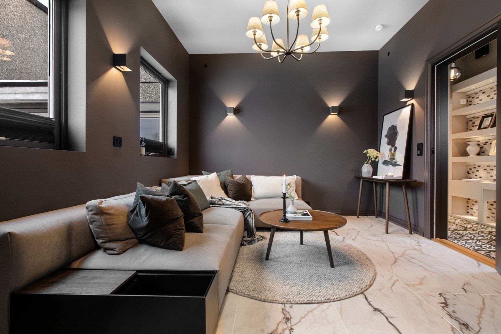 Boligen er innredet med en egen TV-stue som er praktisk med barn eller tenåringer i huset. Rommet er ikke godkjent, se mer pkt. ferdigattest. Galleribilde