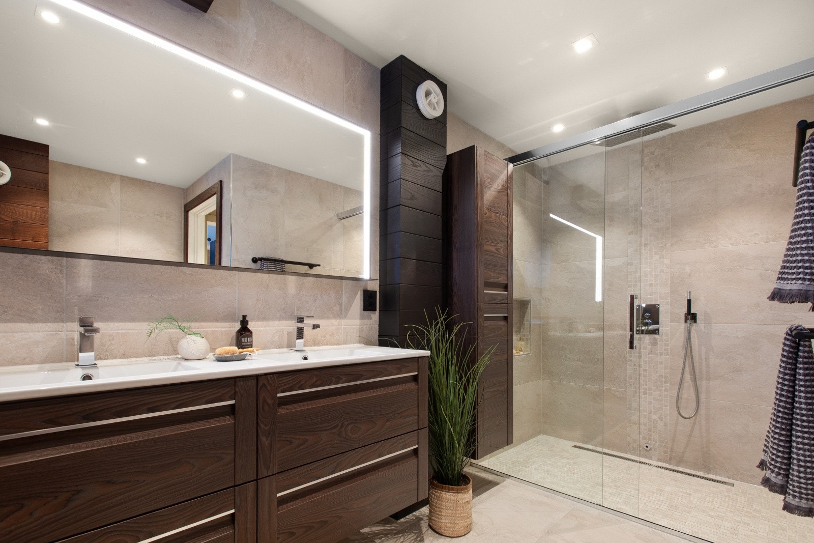 Her finner man en finert innredning med skuffeseksjon og dobbel servant, to ett-greps blandebatterier og et tilhørende høyskap. Galleribilde