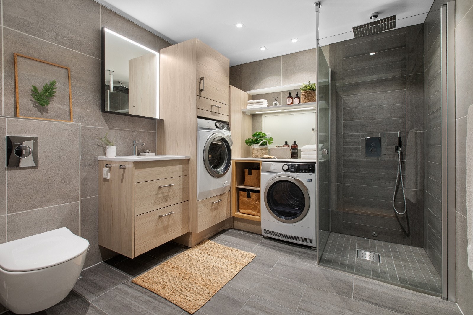 Pent flislagt bad fra 2019 med behagelig gulvvarme. Badet er utstyrt med vegghengt toalett, dusjhjørne med glassvegger, samt baderomsinnredning med servant, blandebatteri og speil. Galleribilde