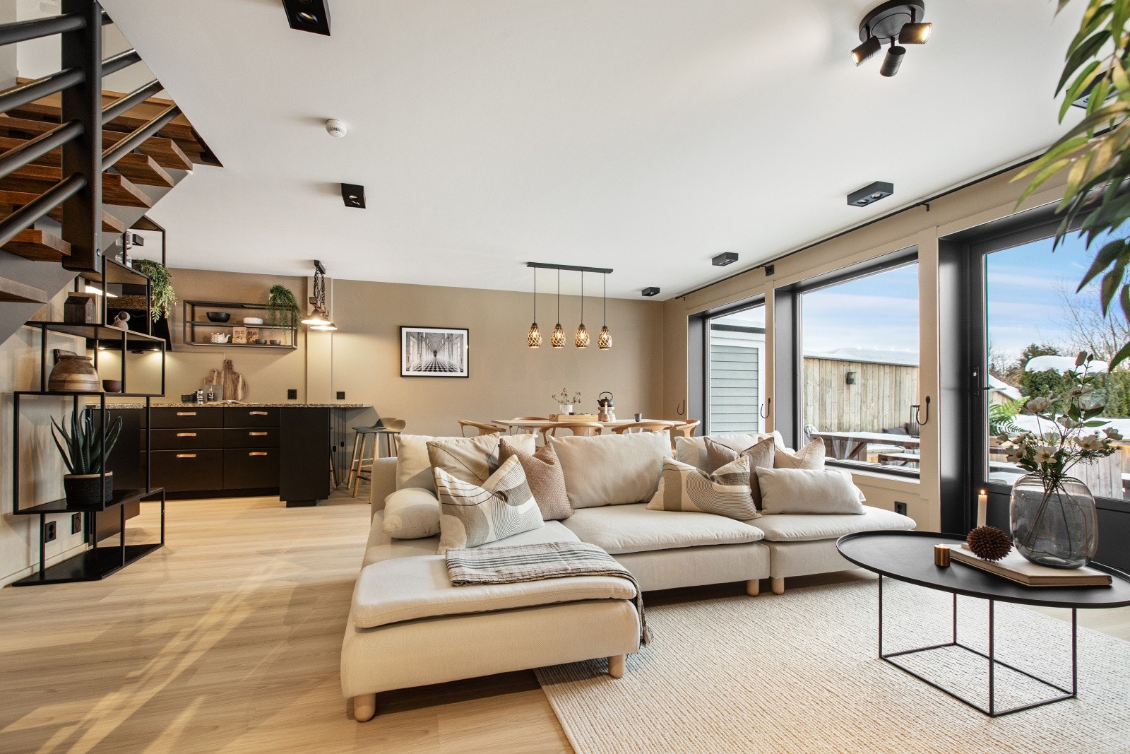 Stuen er lys og trivelig med plass til flere møbleringsmuligheter for å skape den stuen du selv ønsker. Galleribilde