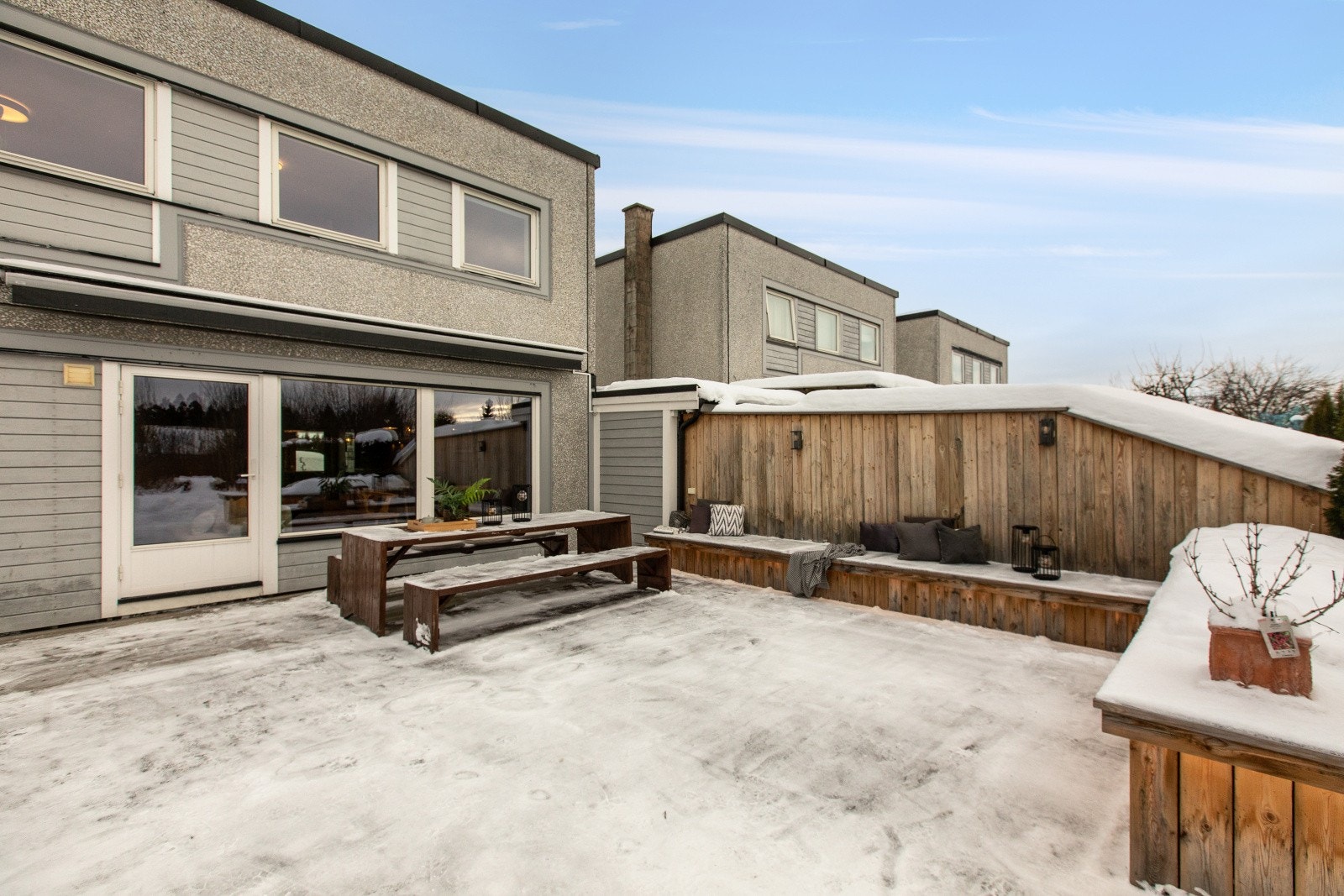 Den store uteplassen har plassbygde benker og blomsterkasser som rammer terrassen fint inn. Galleribilde