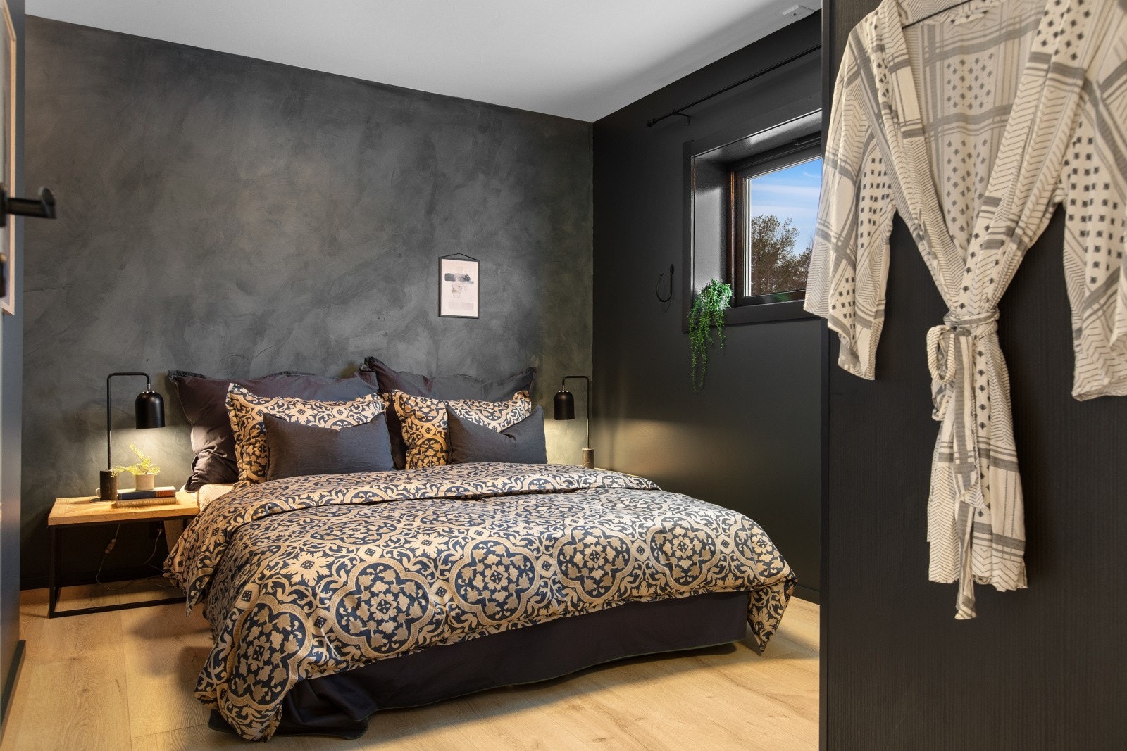 Videre er boligen innredet med fire gode soverom, alle plassert samlet i boligens 2. etasje. Galleribilde