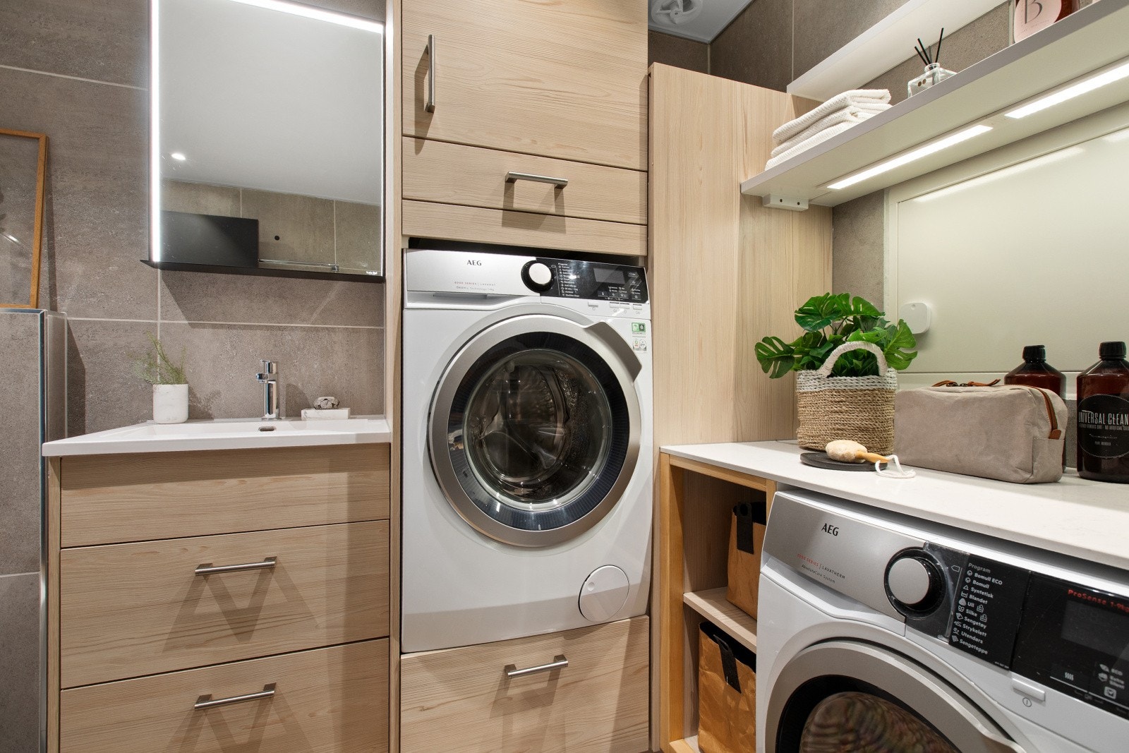 Badet har også opplegg for vaskemaskin og en praktisk innredningen med plass til både vaskemaskin og tørketrommel. Galleribilde