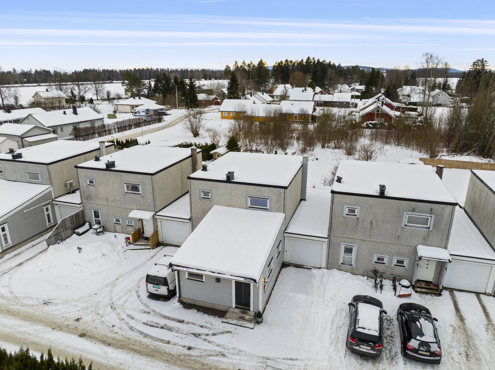 Parkering i egen garasje i tilknytning til boligen som har installert el-bil lader. Også parkering på felles tomt, rett utenfor boligen, i tillegg til gjesteparkering. Galleribilde