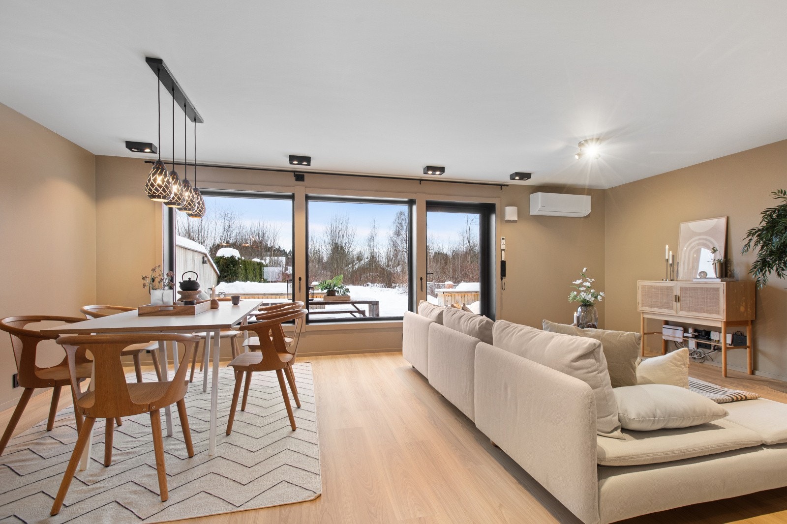 Her er det flere store vindusflater som slipper inn mye naturlig lys og skaper en god atmosfære i rommet. Galleribilde