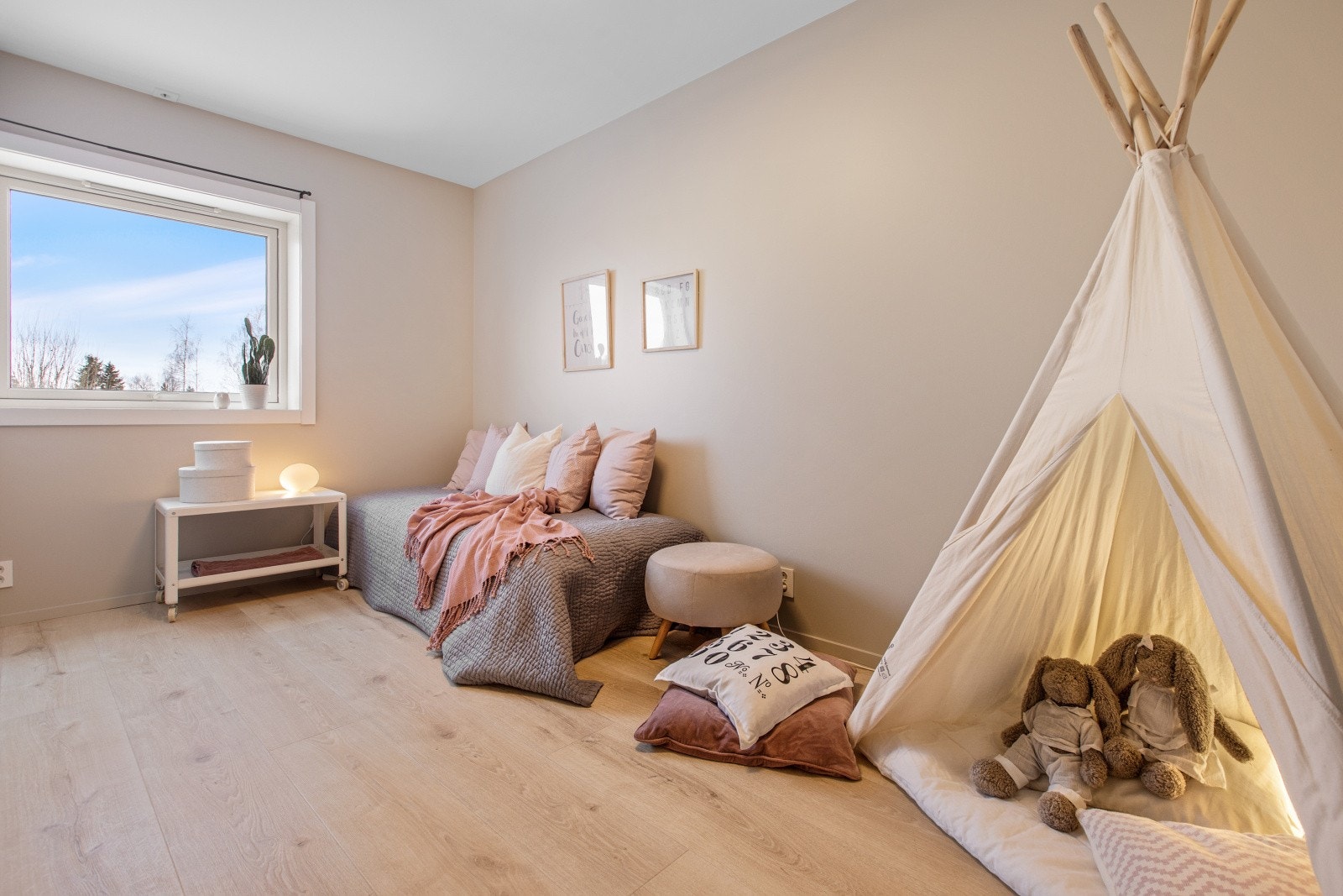 Soverommene har god plass til å innrede med stor seng, tilhørende møblement og oppbevaring. Galleribilde