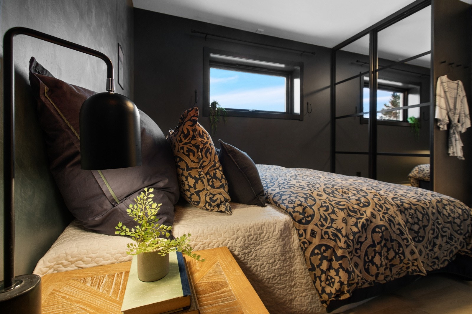 Hovedsoverommet har både stort garderobeskap og eget walk-in-closet med gode lagringsmuligheter. Galleribilde