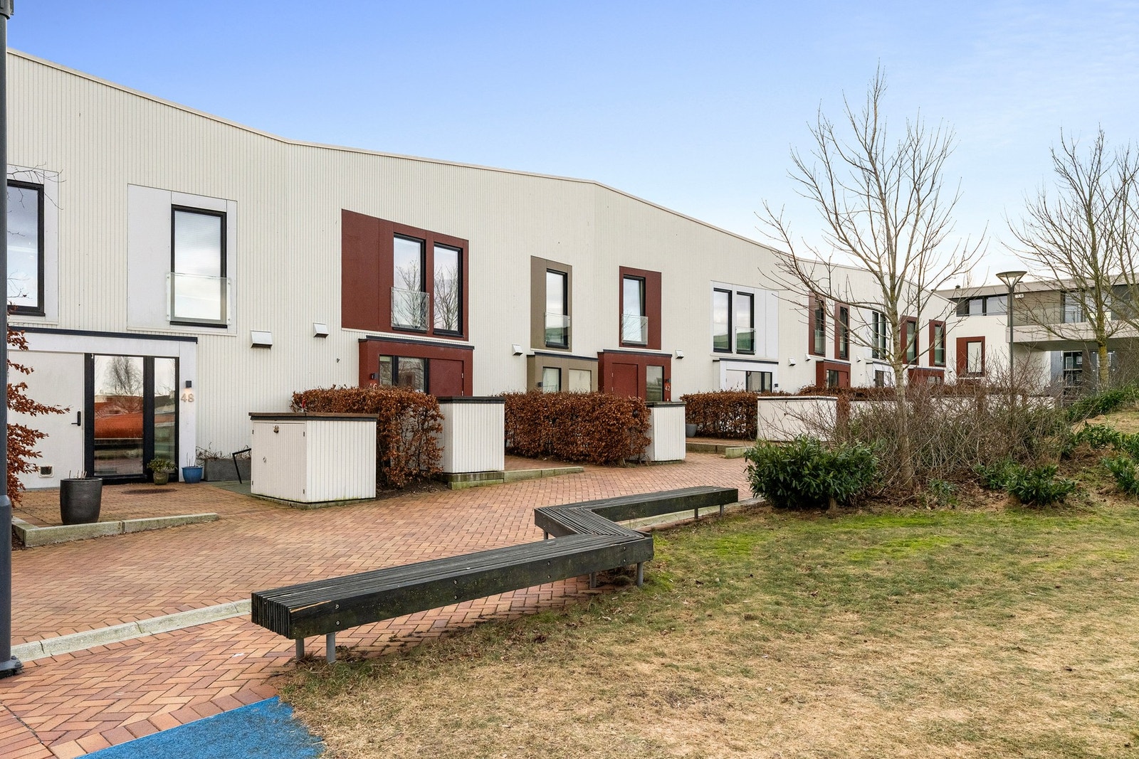 Boligen ligger i et bilfritt og barnevennlig fellesområde. Galleribilde