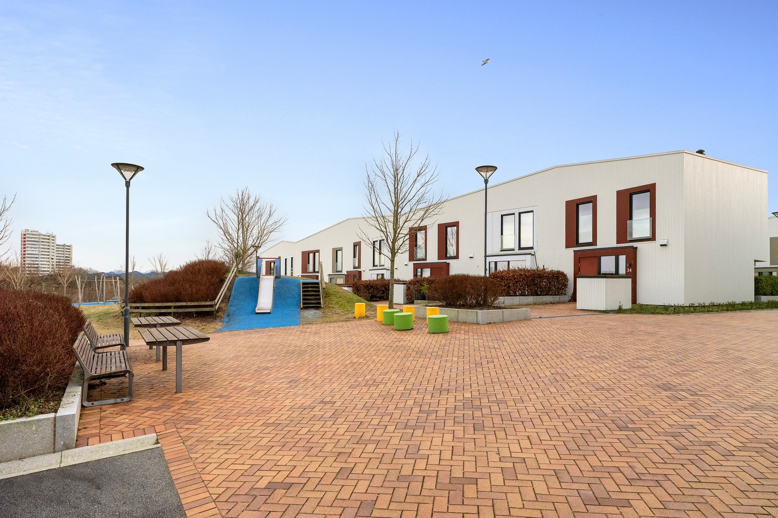 Pent opparbeidet med grøntarealer, gangveier, sitteplasser og flere lekeplasser. Galleribilde