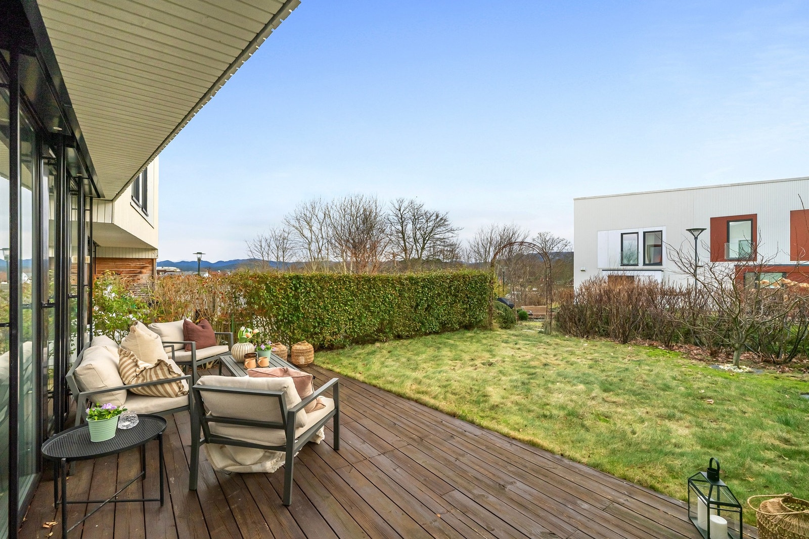 Det er god plass til utemøbler i hagen. Galleribilde