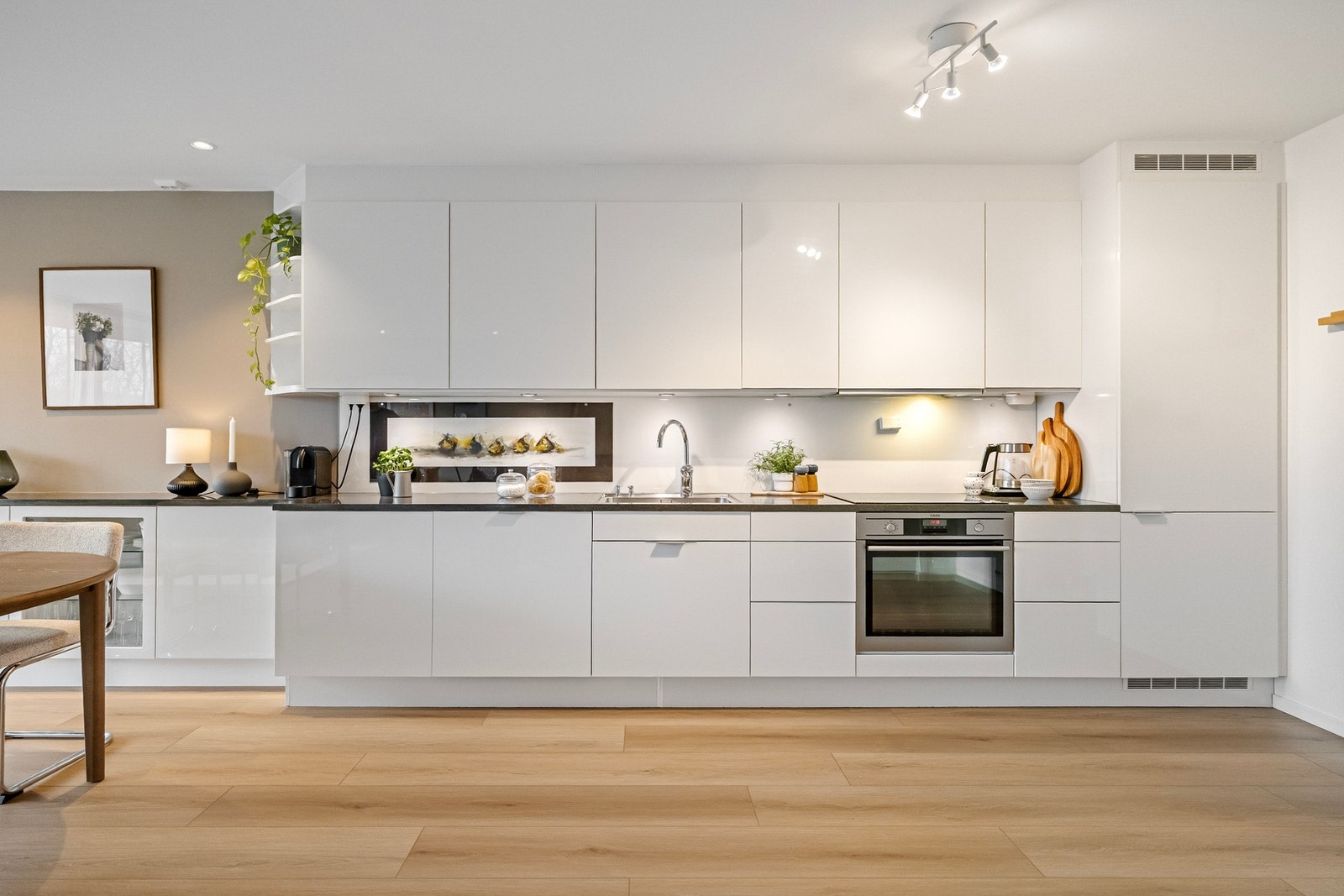 Mye skap- og skuffeplass Galleribilde