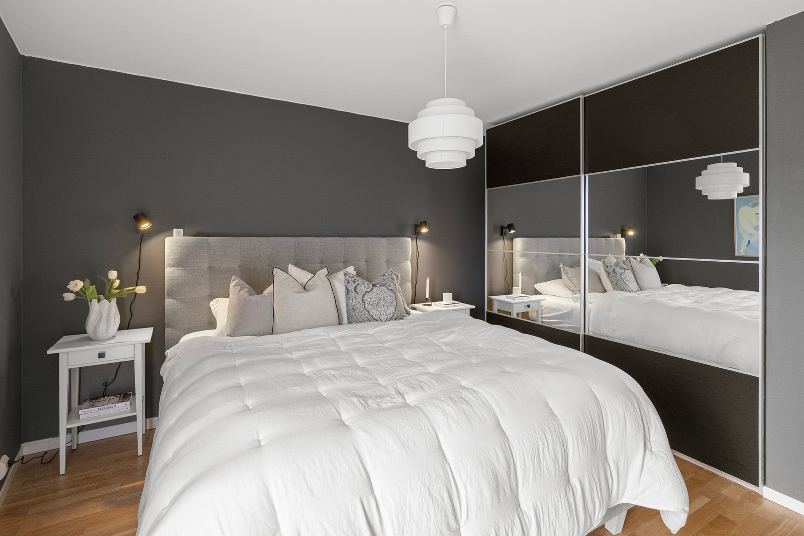 Her er det god plass til innredning med dobbeltseng, nattbord og skyvedørsgarderobe. Galleribilde