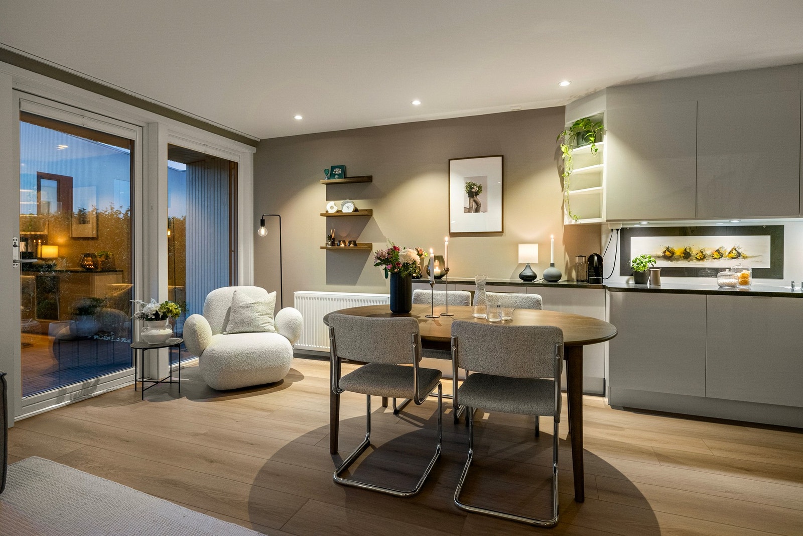 Kjøkken kveld. Galleribilde