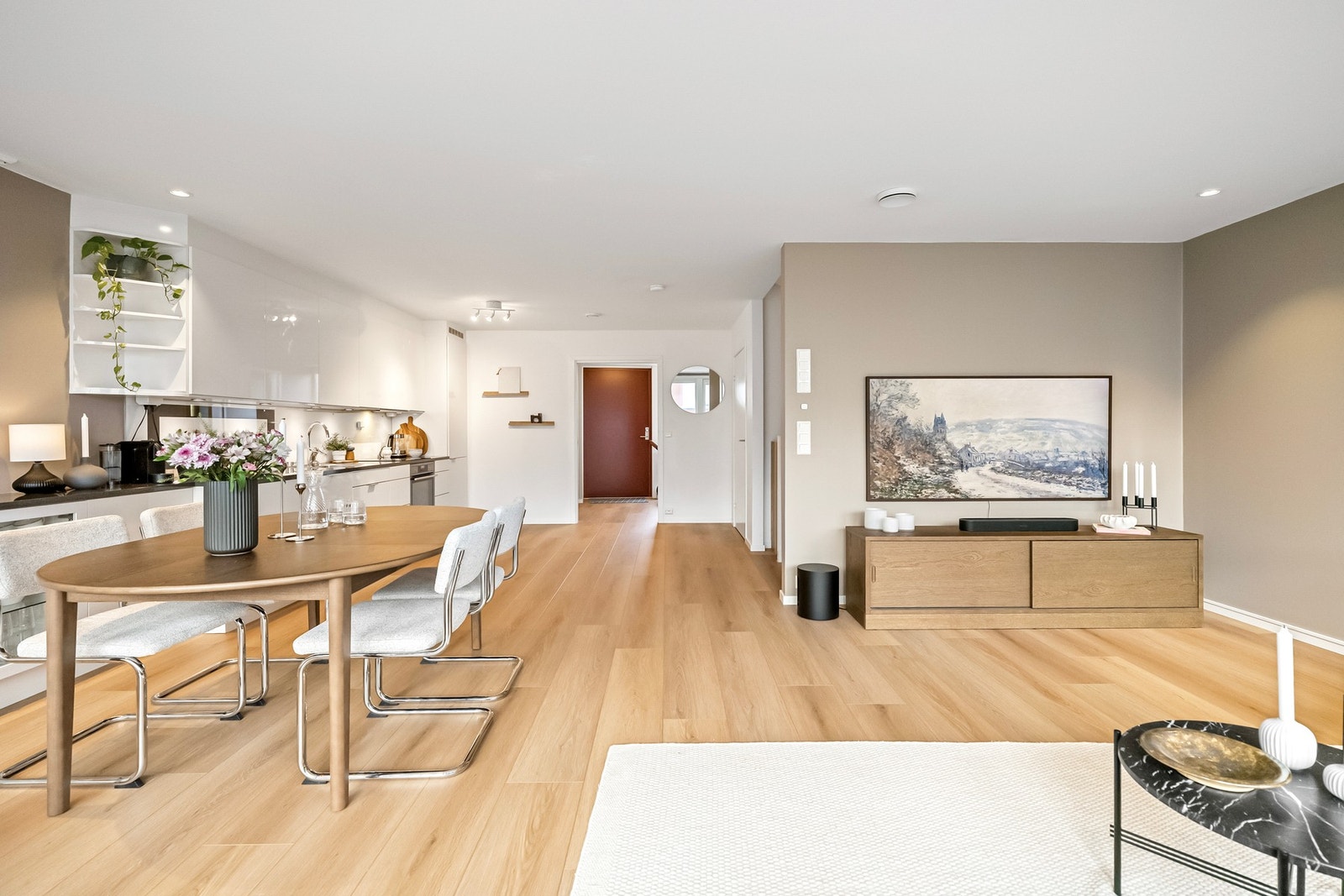 Kjøkkenet er praktisk plassert innenfor entreen. Galleribilde