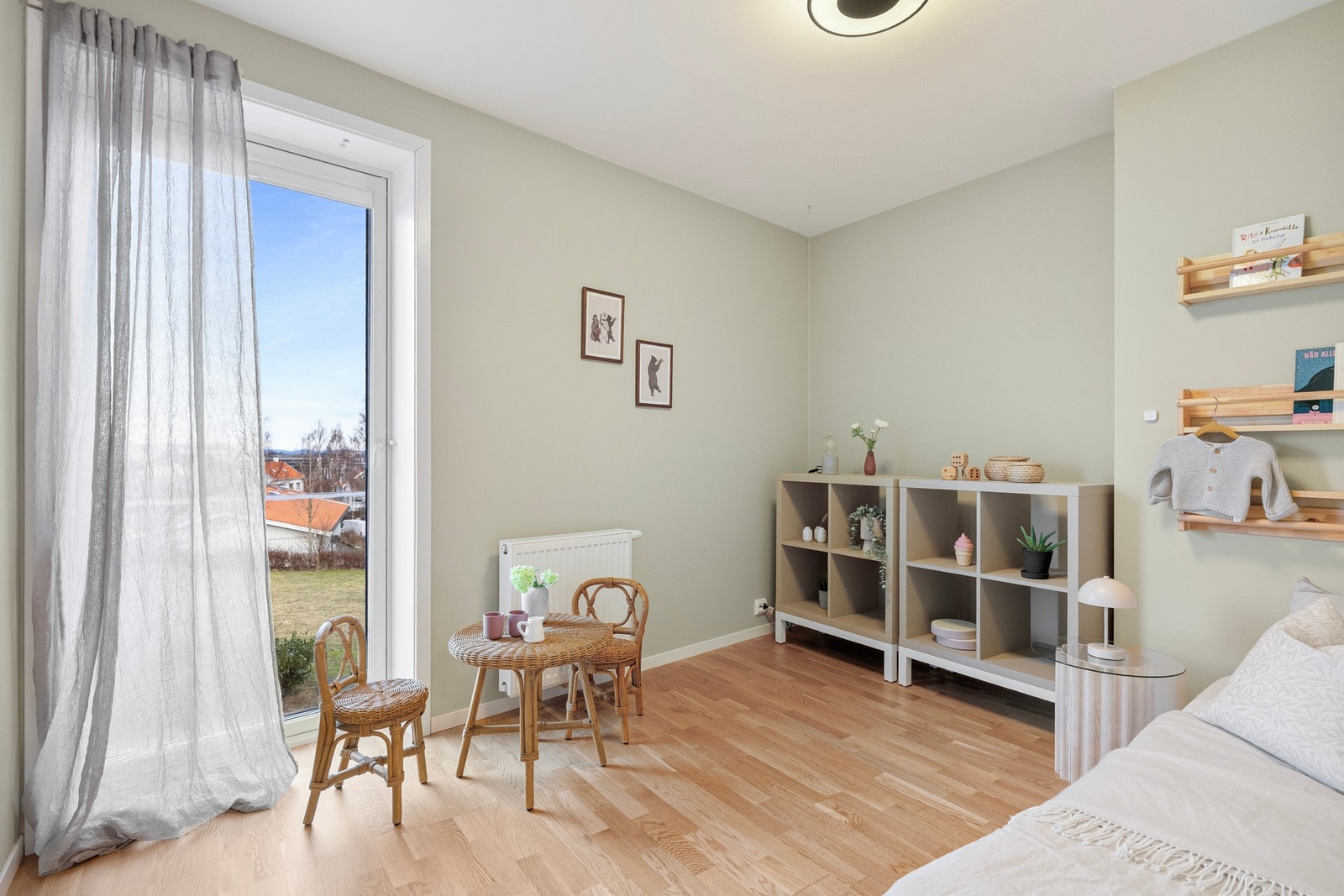 Soverom i 2. etasje med stort vindu og god plass! Galleribilde