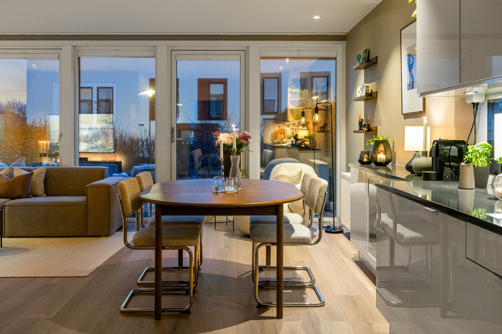 Store glassdører med utgang til terrassen og uteområdet. Galleribilde