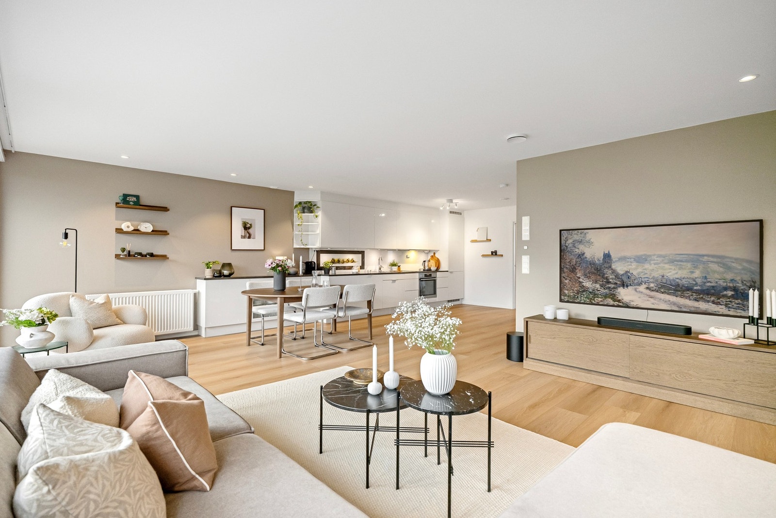 Det er åpen stue/kjøkken løsning. Galleribilde