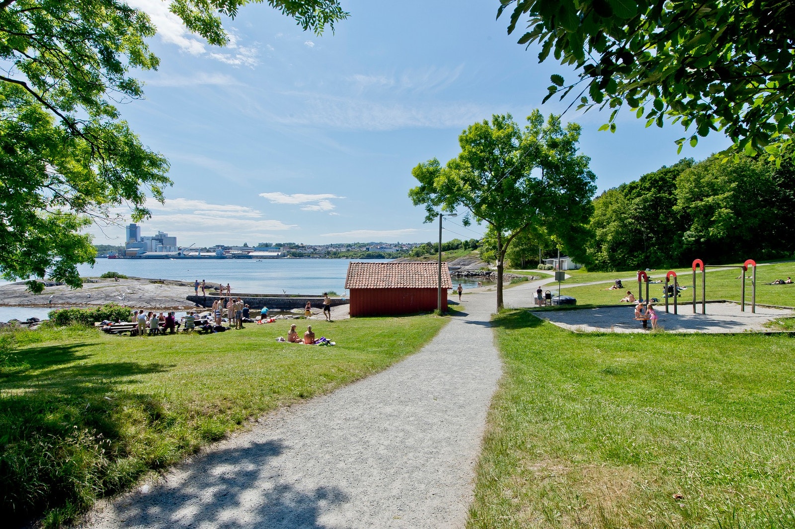 Godalen badeplass er Stavangers mest populære badeplass med herlig sandstrand, lekeplass, stupebrett og felles griller. Galleribilde