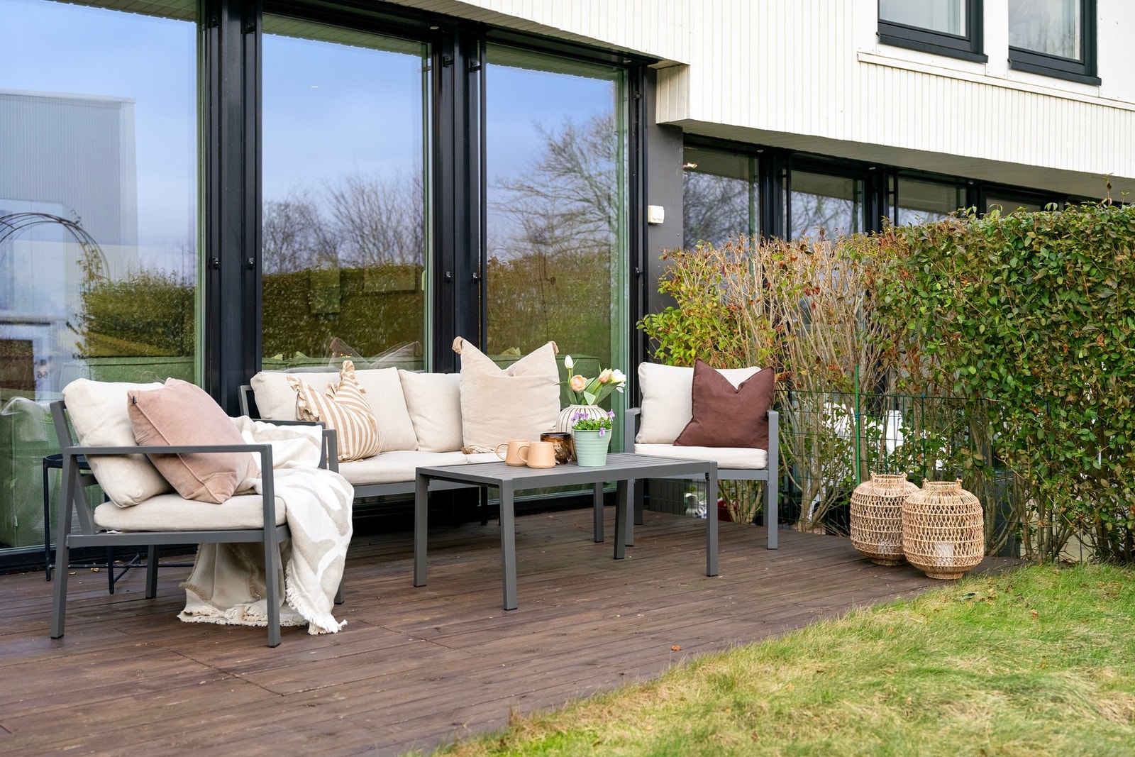 Fra stuen er det utgang til solrik markterasse. Galleribilde