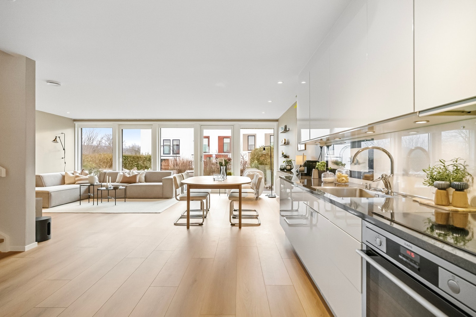 Kjøkkenet har hvite fronter og mørk laminatbenkeplate med nedfelt oppvaskkum. Galleribilde