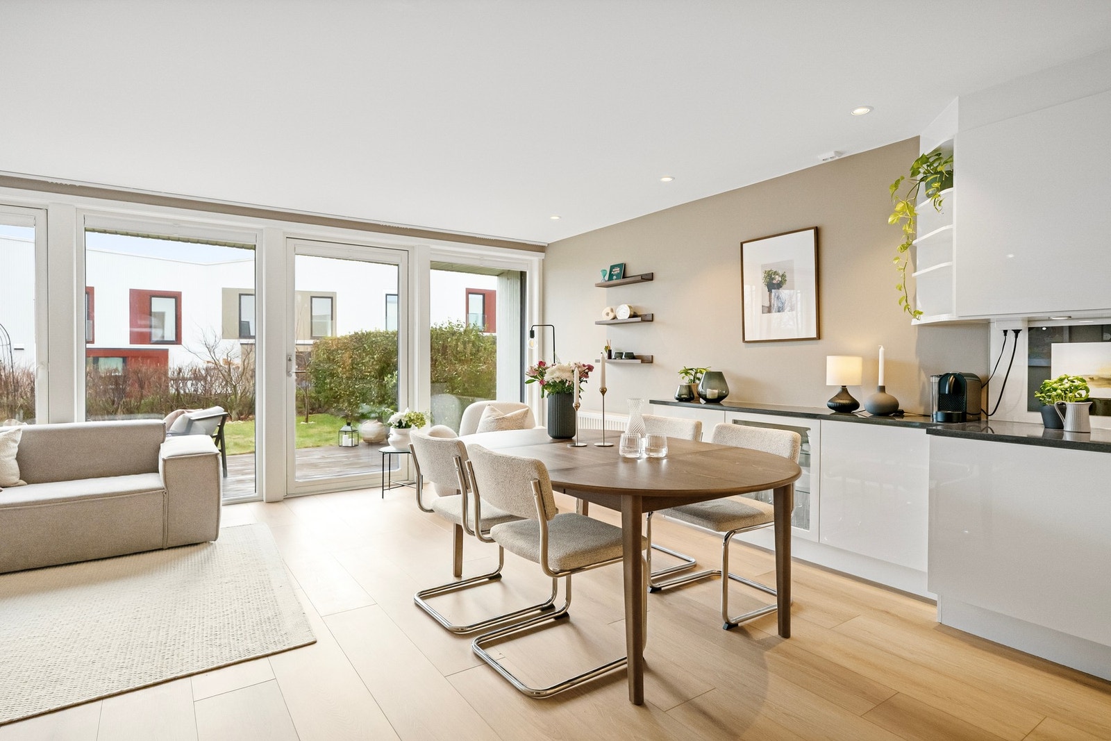 På kjøkkenet er det god plass til spisebord. Galleribilde