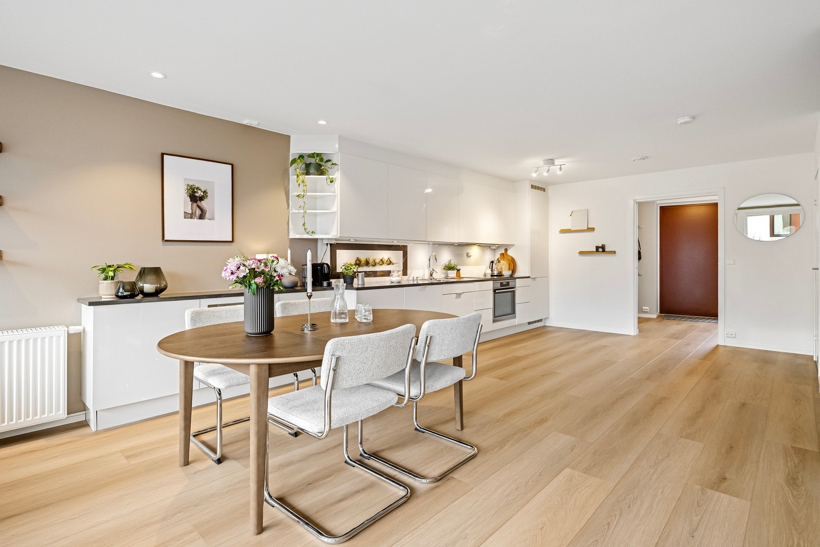 Kjøkkenet er utstyrt med integrerte hvitevarer, herunder kjøleskap, oppvaskmaskin, platetopp og stekeovn. Galleribilde