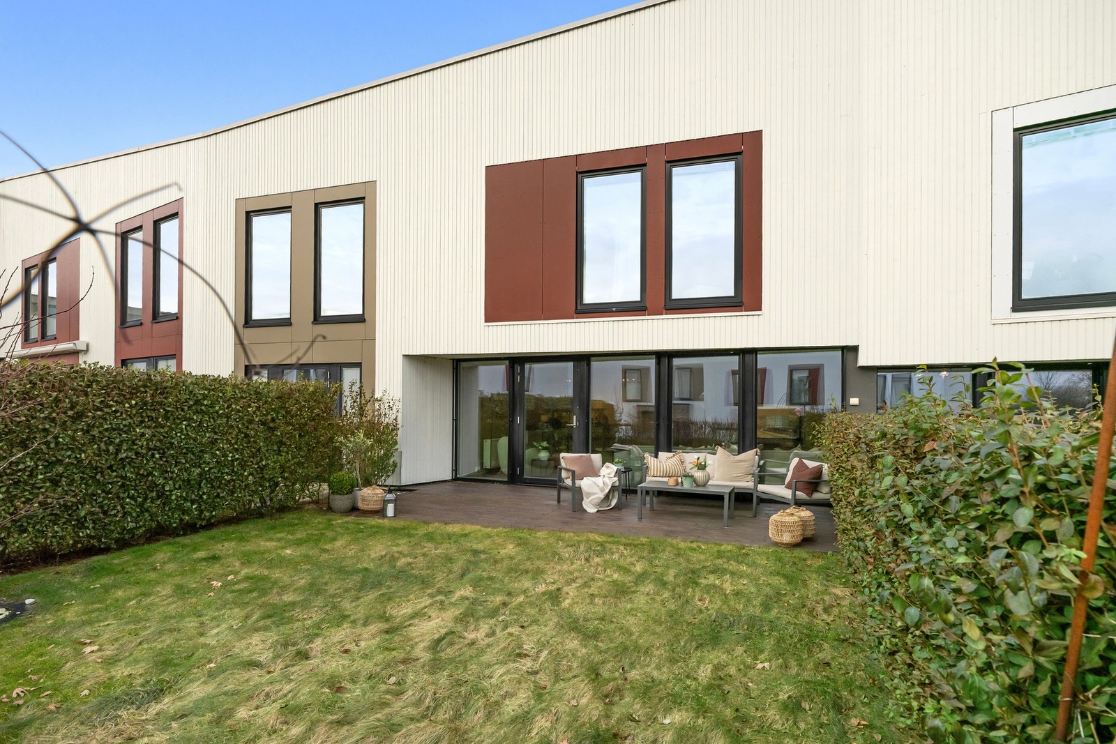 Hekk på begge sider, som gir et skjermet uterom. Galleribilde