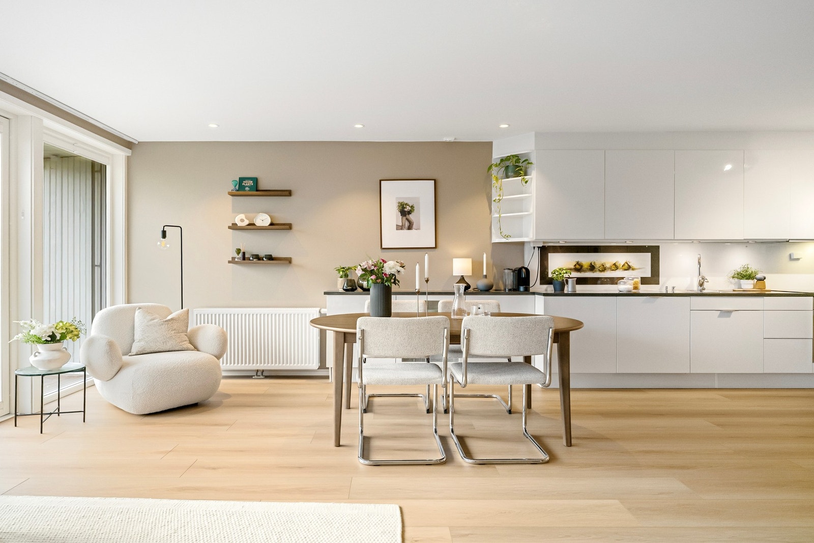 Glassdører gir rikelig med naturlig lys på kjøkken. Galleribilde