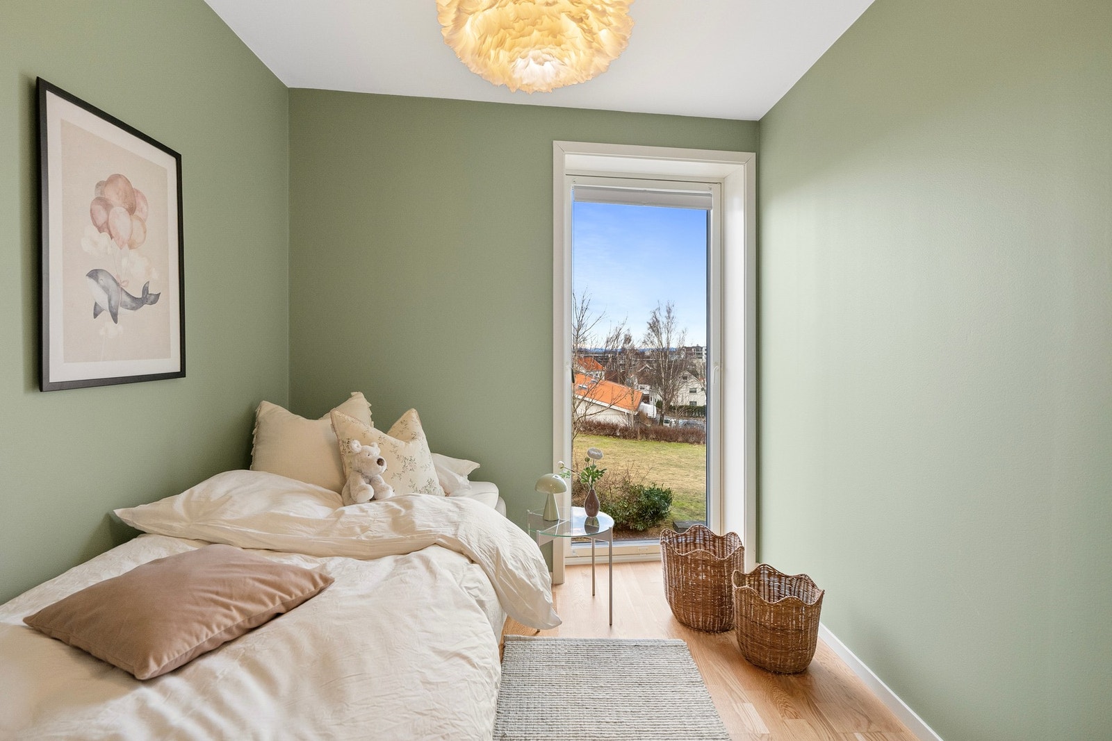 Stort vindu på soverom gir godt med lysinnslipp. Galleribilde