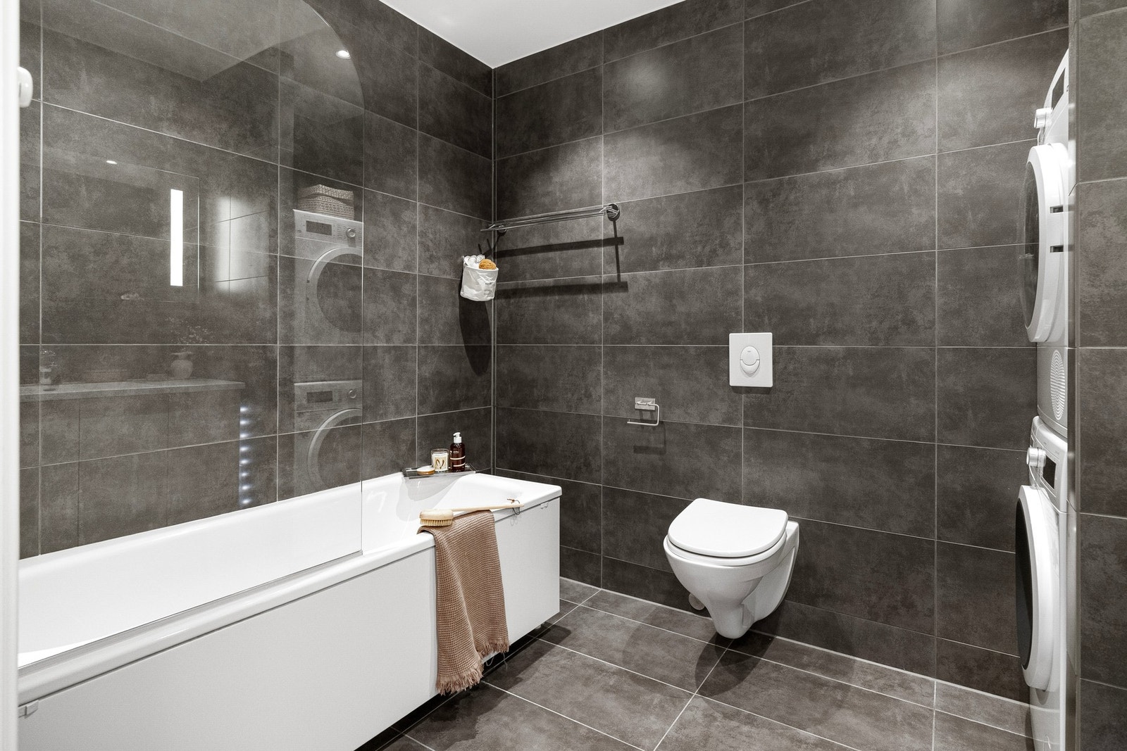 Badet i 2. etasje er flislagt, med vannbåren gulvvarme. Galleribilde