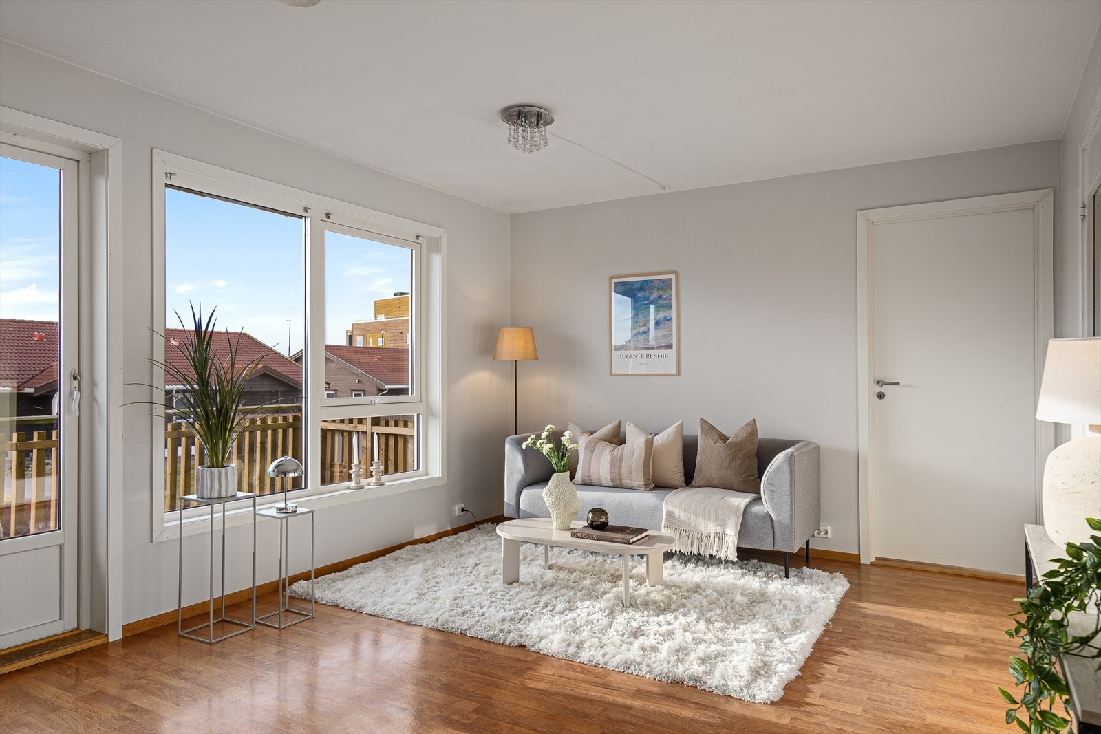 Lys stue med store vindusflater og utgang til balkong. Galleribilde