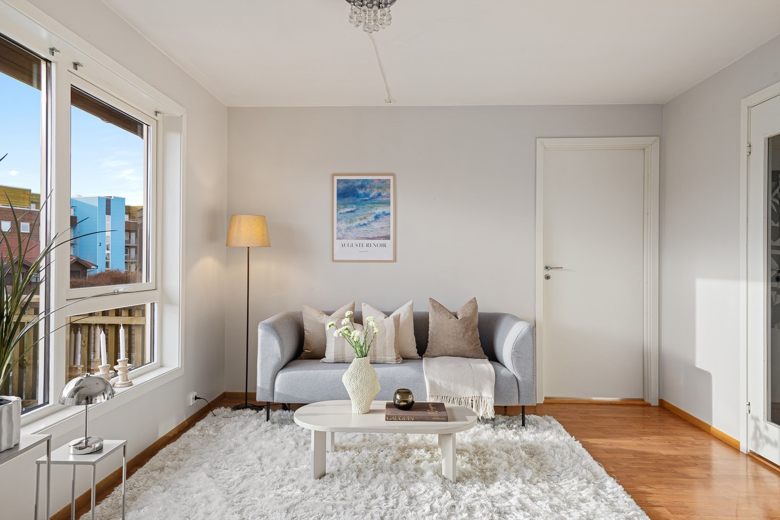 Arealeffektiv leilighet som gjør at her er det plass for både sofagruppe og spisebord. Galleribilde