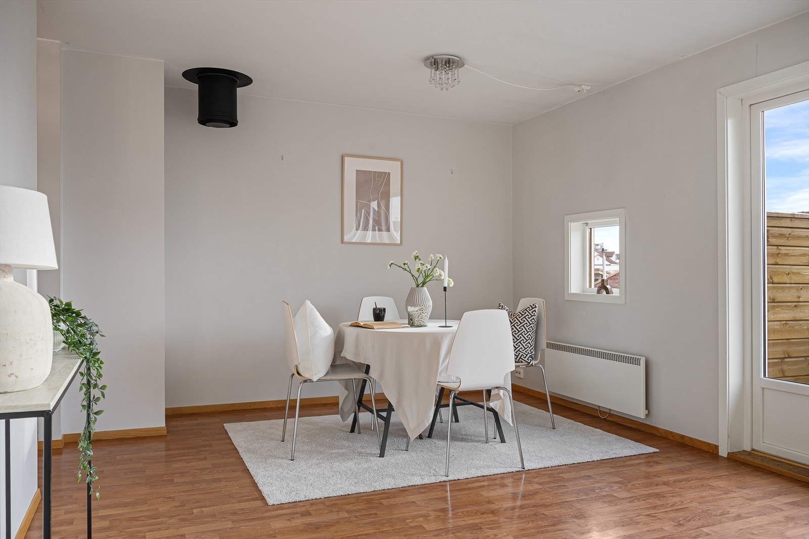 Legg merke til det lille vinduet - perfekt plassert for å få lys inn mot spisebordet. Galleribilde