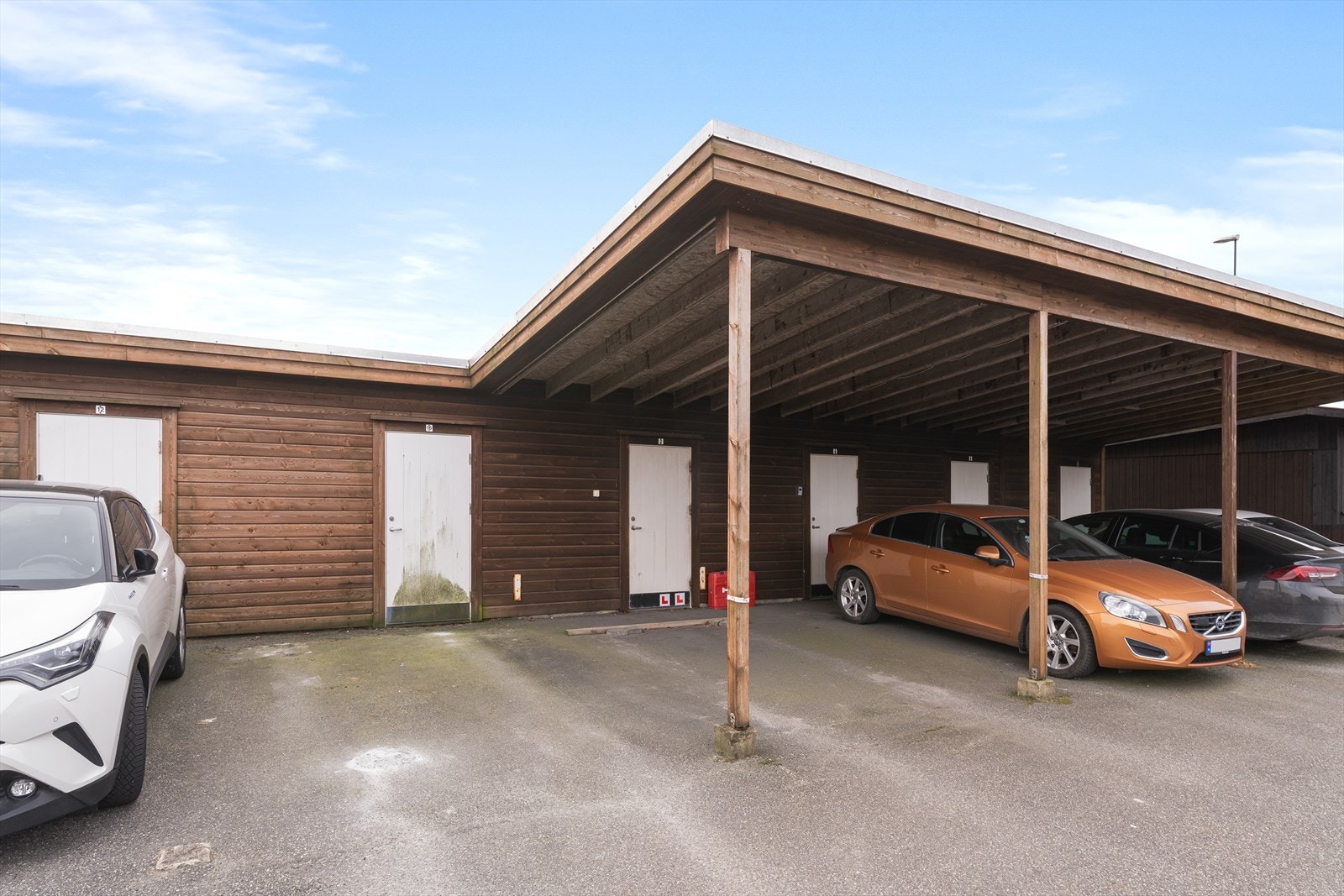 Biloppstillingsplass og utvendig sportsbod Galleribilde