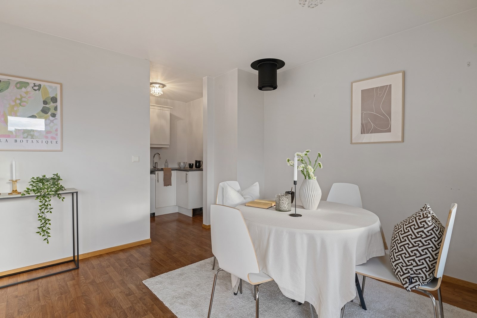 I hjørnet er det klargjort med tanke på vedovn om det er ønskelig. Galleribilde