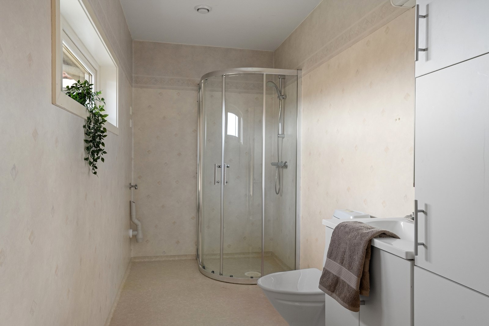 Bad med plass for vaskemaskin. Galleribilde