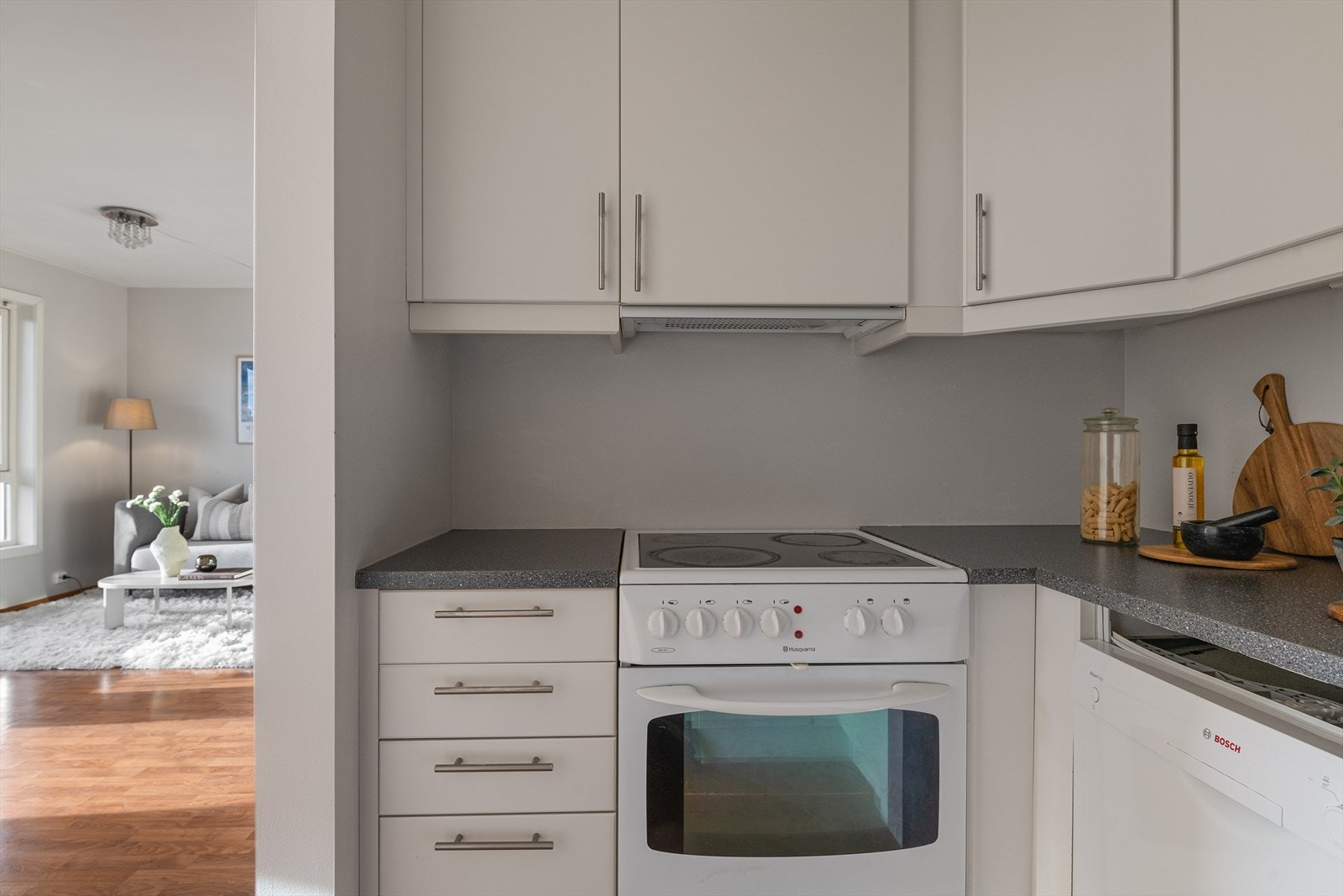 Kjøkkenet er lite, men funksjonelt. Komfyr, oppvaskmaskin med følger i handelen. Galleribilde